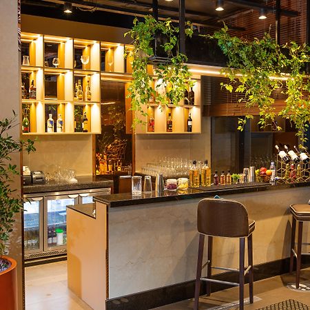Holiday Inn Bengaluru Racecourse By Ihg Extérieur photo The bar at the hotel