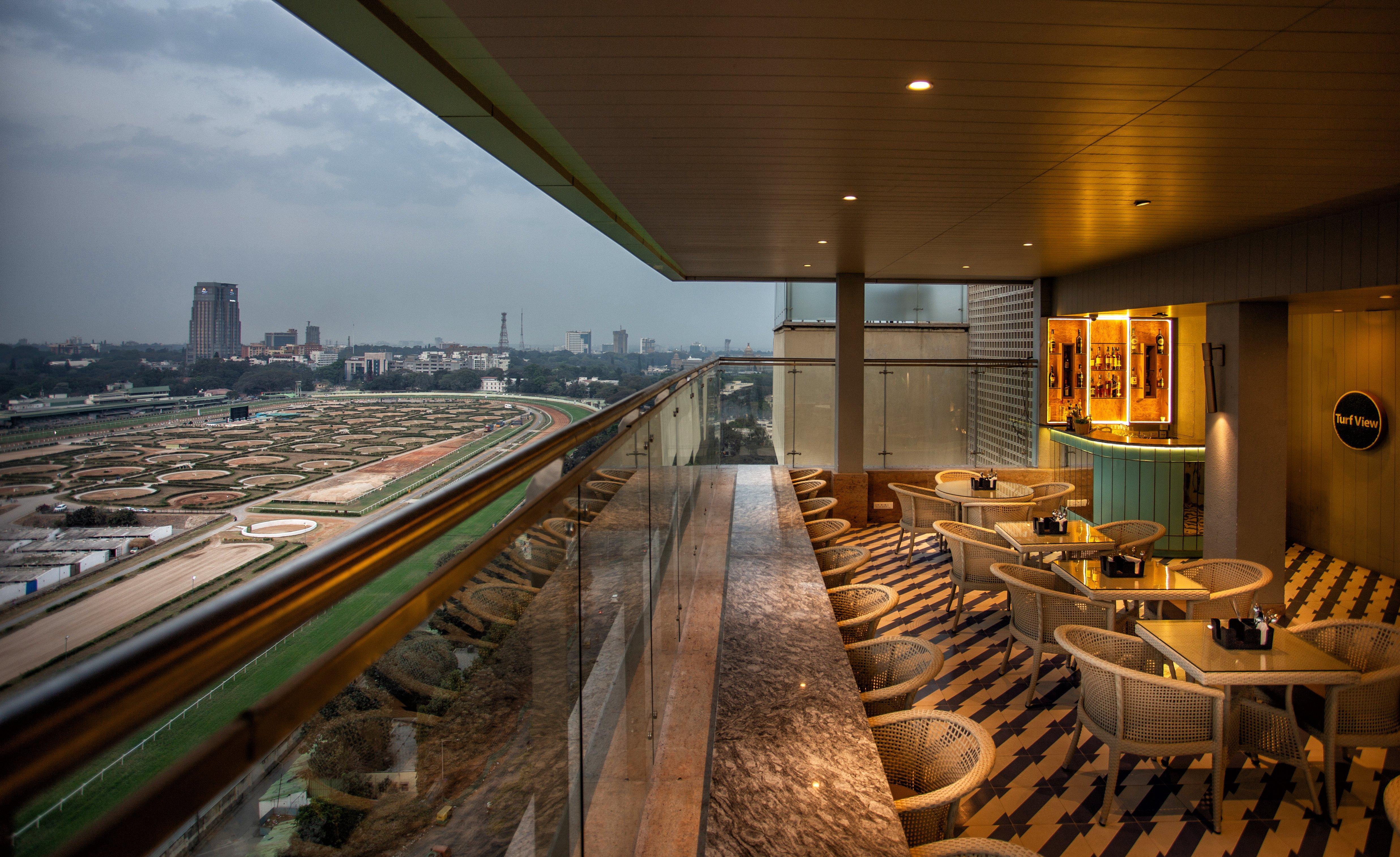 Holiday Inn Bengaluru Racecourse By Ihg Extérieur photo The Sky Bar