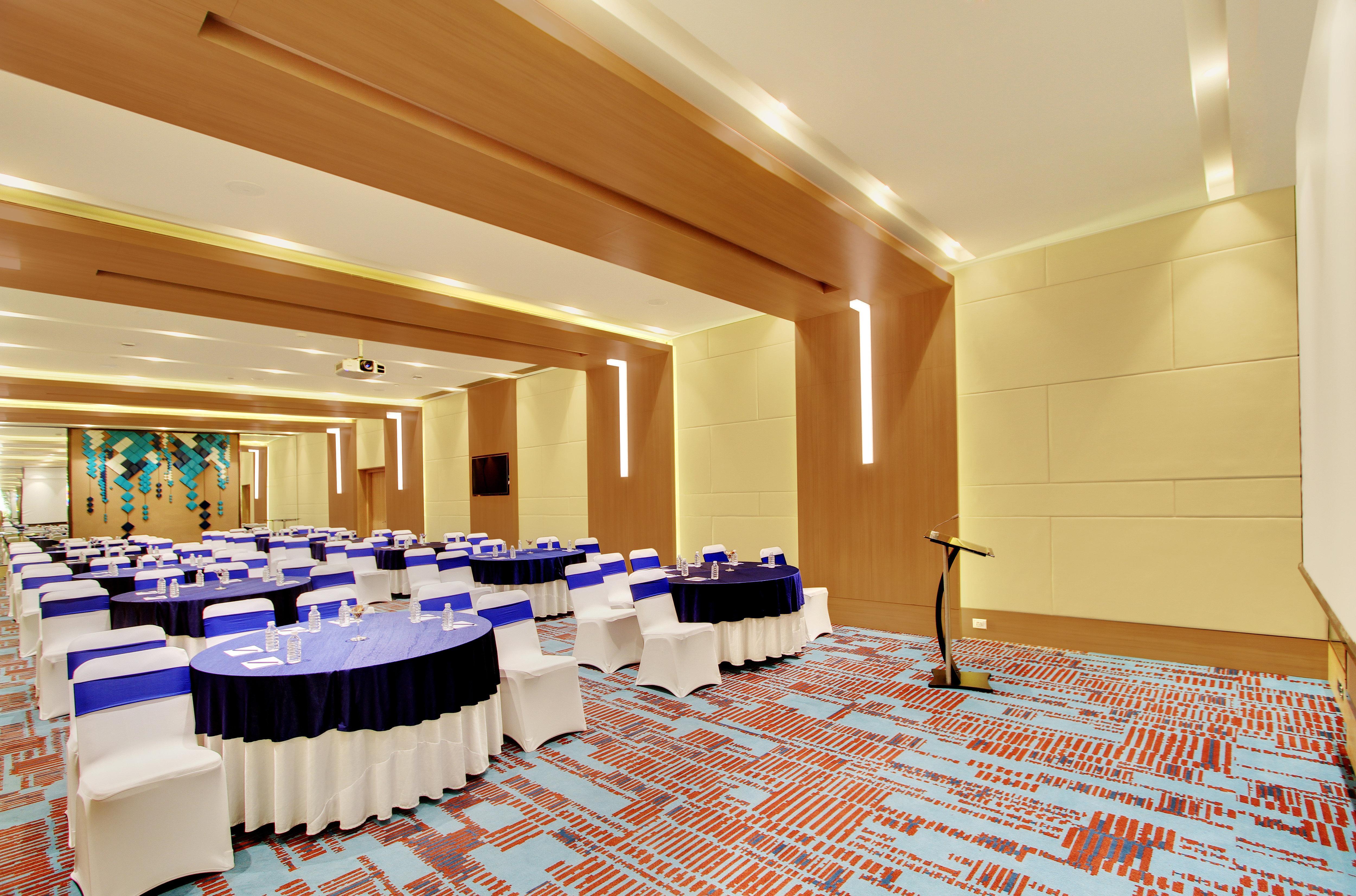Holiday Inn Bengaluru Racecourse By Ihg Extérieur photo The ballroom at the hotel