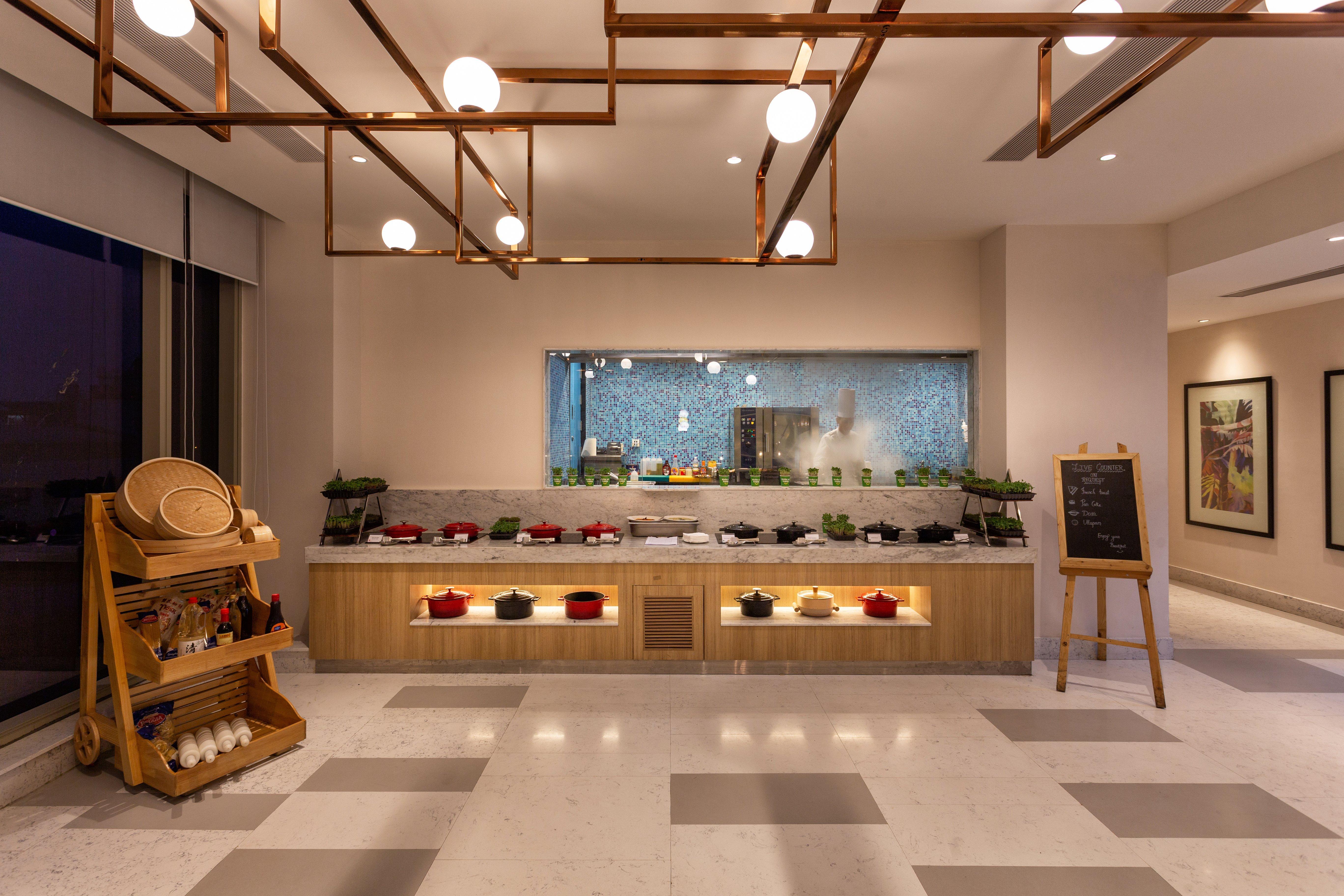 Holiday Inn Bengaluru Racecourse By Ihg Extérieur photo The Kitchen