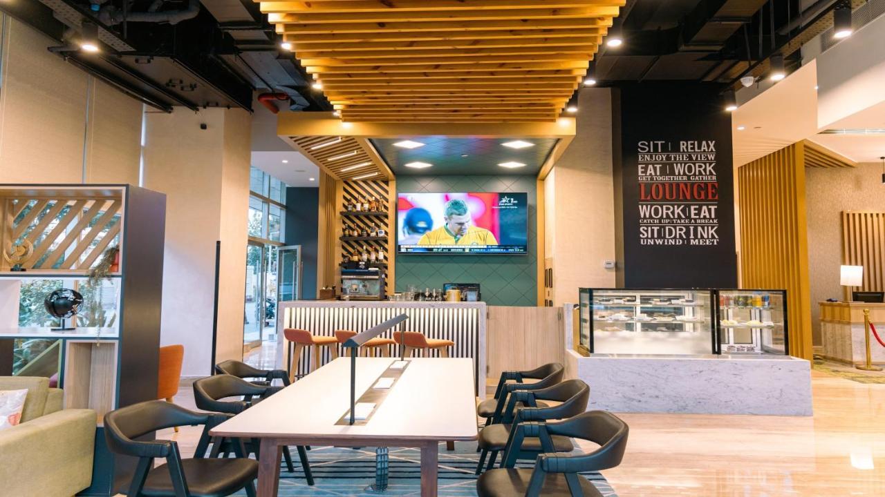 Holiday Inn Bengaluru Racecourse By Ihg Extérieur photo The lounge at the airport