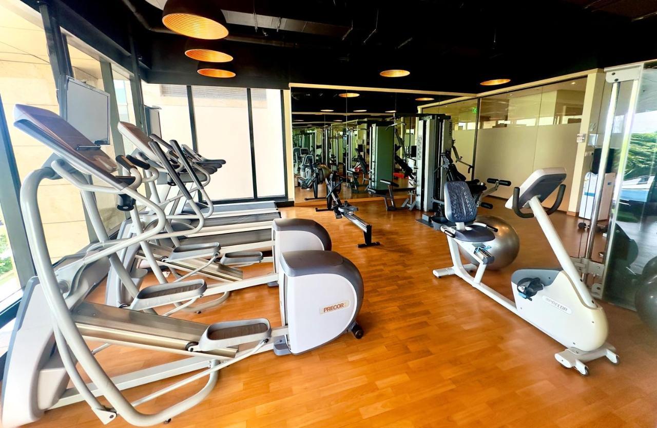 Holiday Inn Bengaluru Racecourse By Ihg Extérieur photo The gym at the hotel