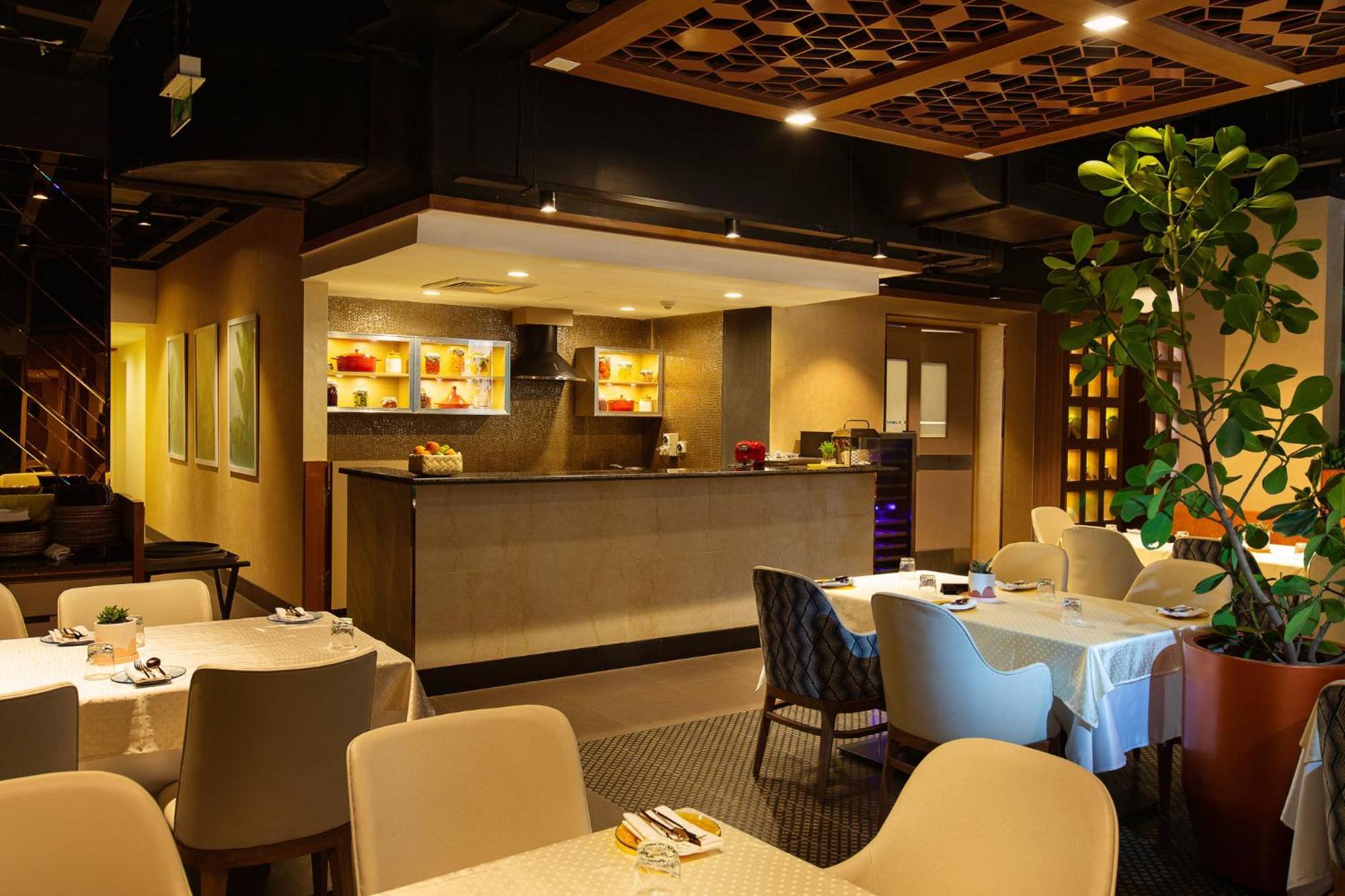 Holiday Inn Bengaluru Racecourse By Ihg Extérieur photo Interior of a restaurant in Tokyo
